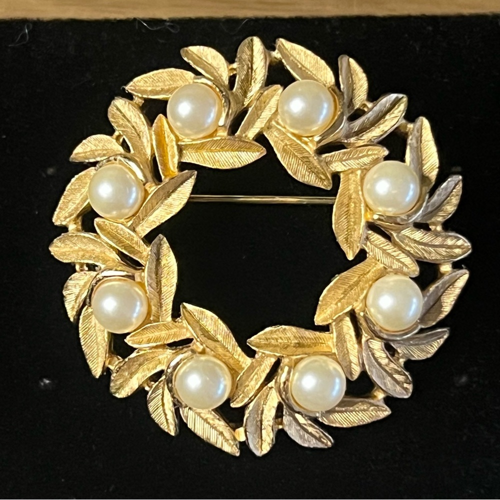 Vintage Avon Gold & Pearl Brooch